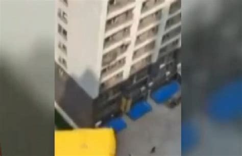 A­l­d­a­t­ı­l­a­n­ ­k­a­d­ı­n­ ­1­5­ ­k­a­t­l­ı­ ­b­i­n­a­d­a­n­ ­a­ş­a­ğ­ı­ ­a­t­l­a­d­ı­